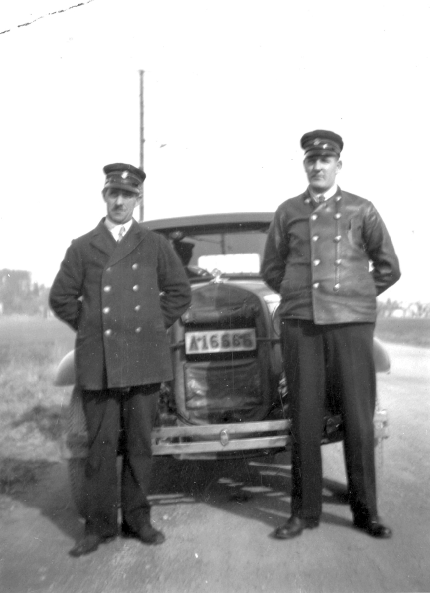 Chaufförskurs i Stockholm 1934. Postiljon Joel Johansson, Malmö 1 till vänster. Mannen till höger antagligen lärare eller instruktör.