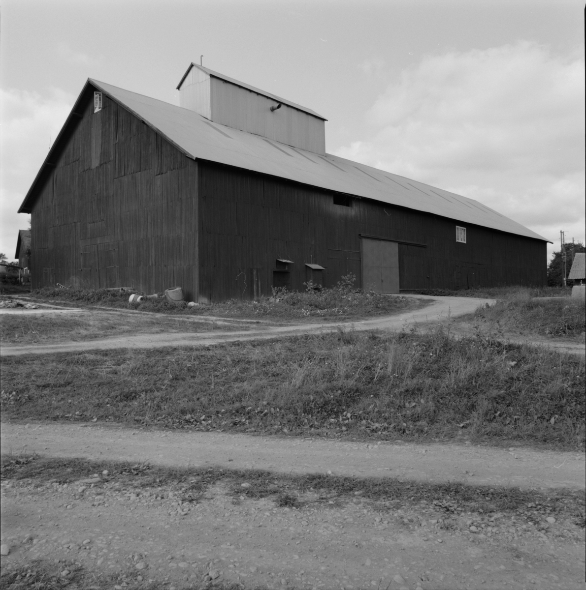 I logen är spannmålstorken inrymd, Hacksta gård, Enköpings-Näs socken, Uppland september 1981