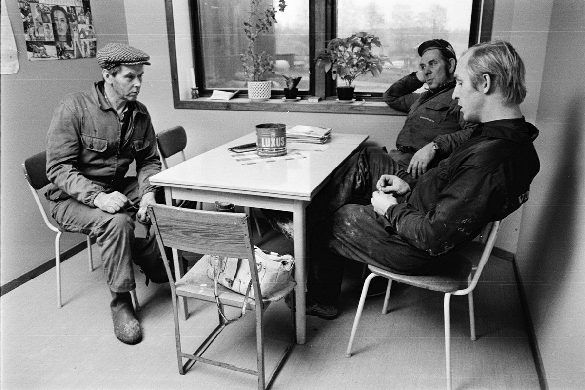 Gårdsmästare Ingemar Karlsson och traktorförarna Folke Sundnäs och Stig Ahlin i personalrummet, Hacksta gård, Enköpings-Näs socken, Uppland november 1981
