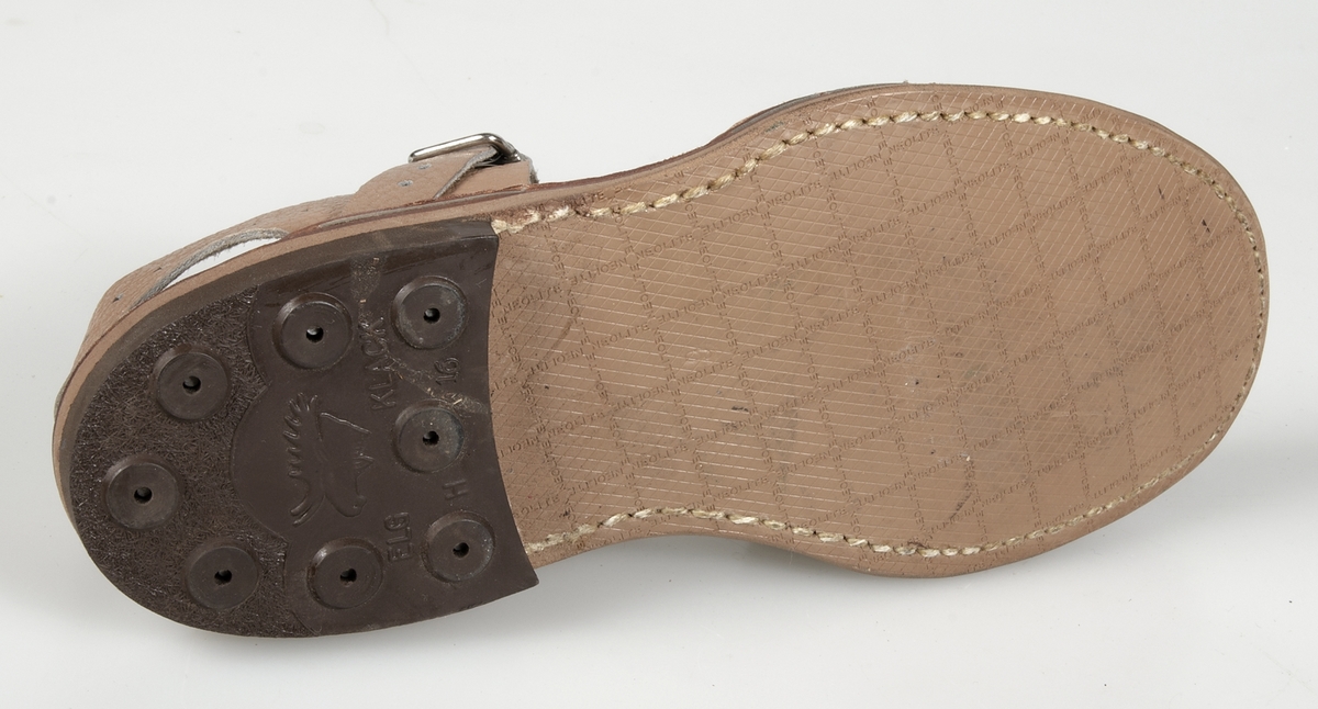 Sandal av ljusbrunt perforerat skinn, sandalsydd konstlädersula märkt NEOLITE och gummiklack märkt ELG KLACK, knäpps med metallsölja vid sidan.