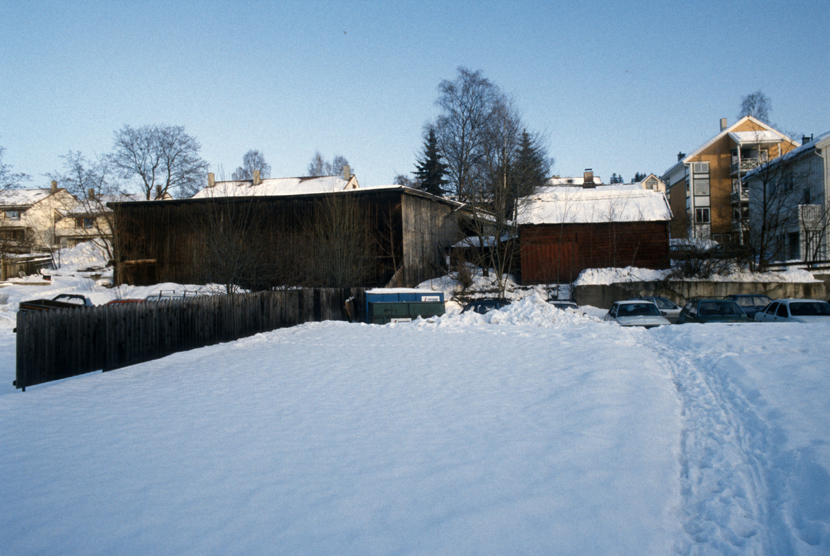 Lillehammer. Bakgårdsareal i Storgata 31 og 33, bak Wiesegården (Langes gate 12). Uthus, lagerbygning. Hus langs Langes gate til høyre. Sett mot nord-øst.