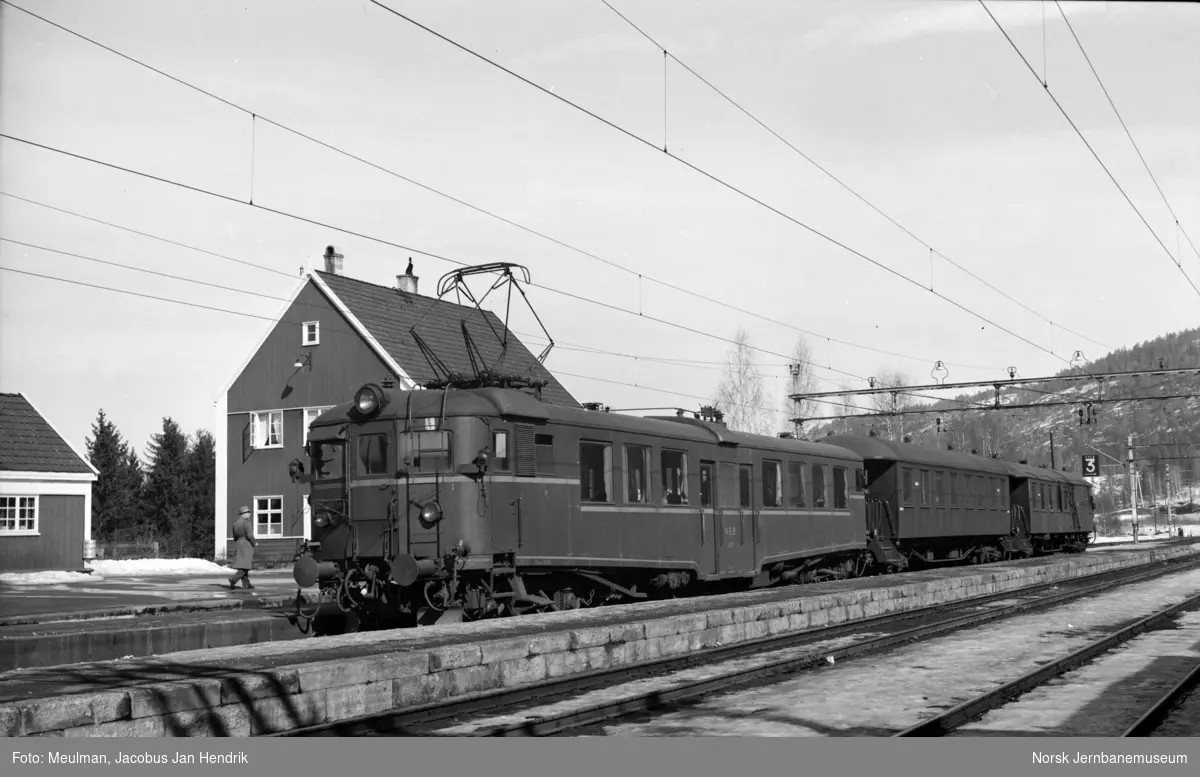 Elektrisk motorvogn litra Cmeo 105 nr. 18512 med persontog fra Brevik til Tinnoset på Hjuksebø stasjon.