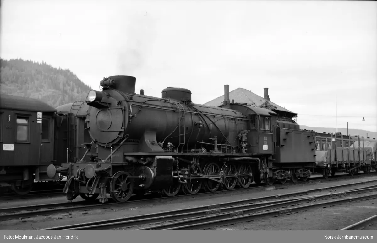 Damplokomotiv type 39a nr. 166 med underveisgodstoget fra Hønefoss til Voss, tog 5531, på Ål stasjon.
