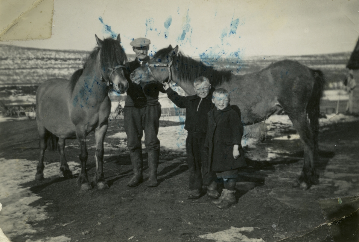 Johannes Ittelin med hester og barn, Vestre Jakobselv.
