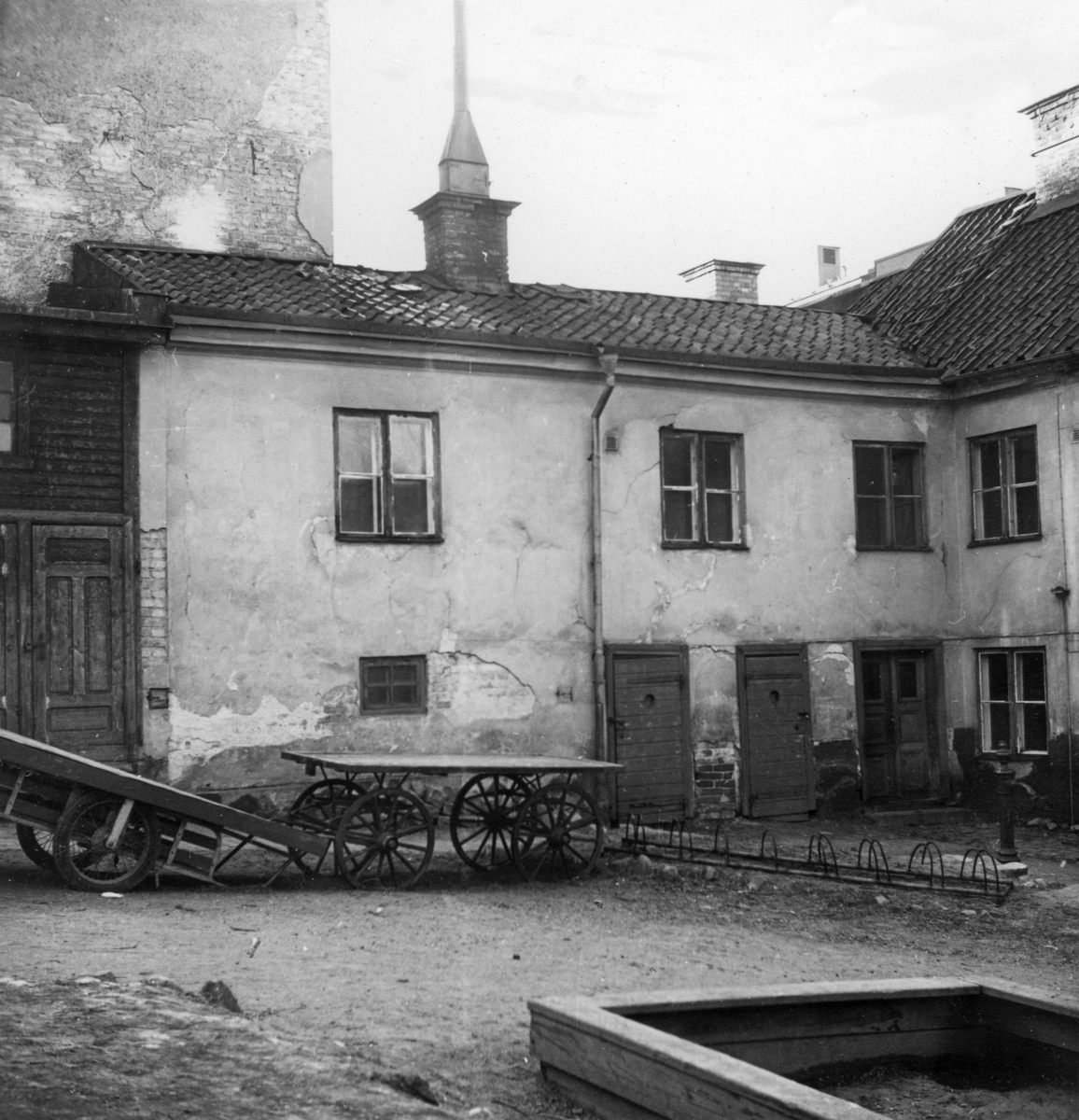 Byggnaderna längs Trädgårdsgatan inom kvarteret Danzig utgjorde ett sammanhängande och karakteristiskt gatuparti där de äldsta husen torde härstammat från 1830-talet. Dessa gatumiljöer kom mestadels att försvinna från stadsbilden i samband med saneringen av centrala Norrköping i mitten av 1900-talet. Bilderna är tagna i samband med rivningsansökan 1955. Vy mot nordväst.
