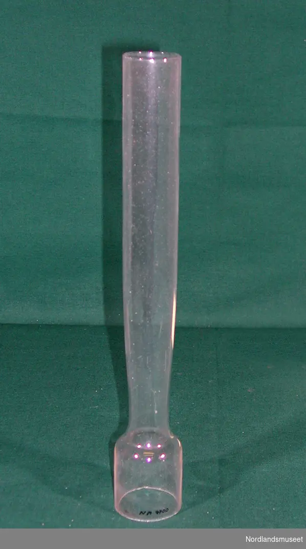 Form: Sylinder m/ utbulinger i nedre kant.
