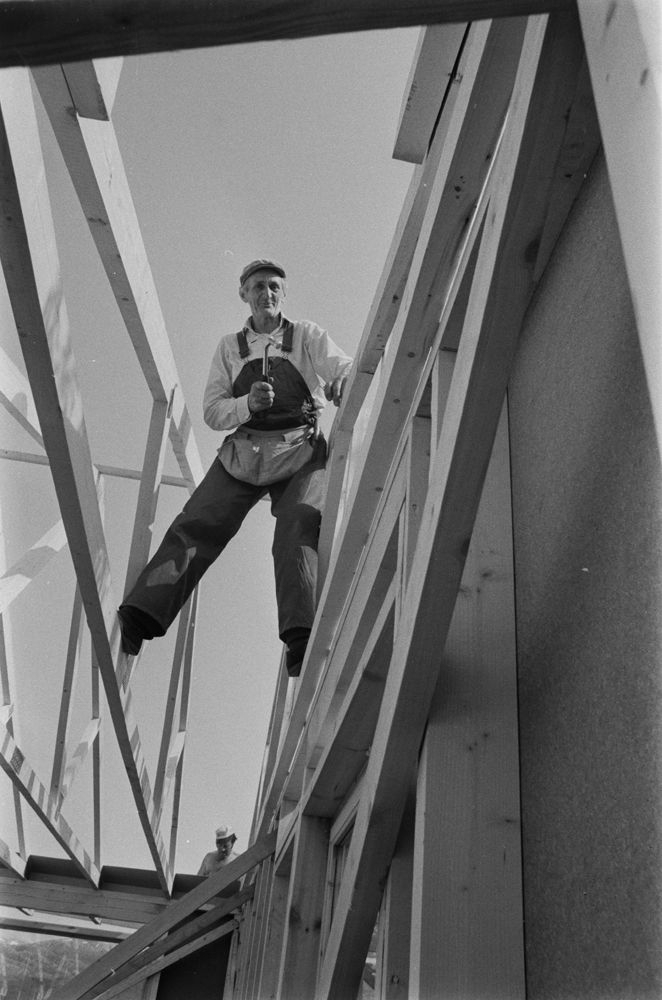 Leirfjord. Harry Larsen, snekker, på et nybygg.
Bildet fra Helgeland Arbeiderblad sin sommerpatrulje.
Finnes også som VBH.F.2011-010-0060