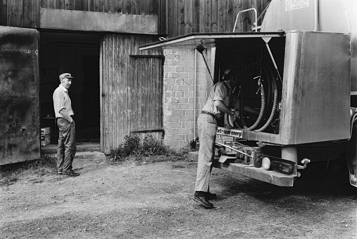Mjölkbilen kommer varannan dag till gården, lantbrukare Bertil Widblad i dörröppningen, Mossbo, Tierps socken, Uppland augusti 1981