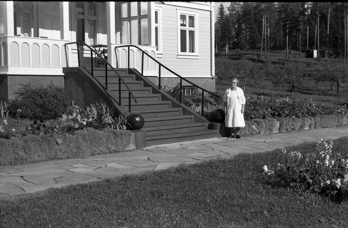 To bilder fra Sole på Vennevold, Østre Toten. Bildene er tatt ved inngangen fra hagesid. Personen som står foran trappa er ganske sikkert Thora Sangnes. Hun var mor til Thorleif Sangnes.