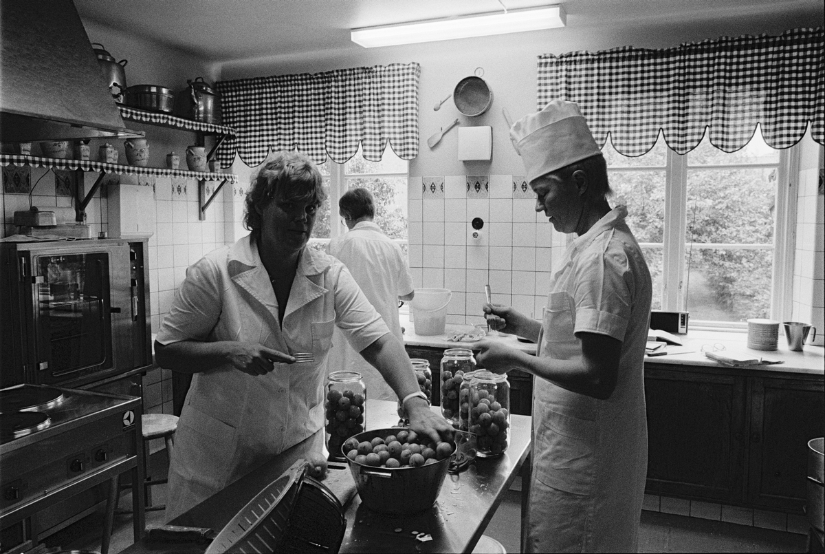 Kokerskorna Titti Lind och Sig-Britt Håkansson konserverar plommon, köket, lättvårdsavdelningen Ringblomman, Gillbergska barnhemmet, Sysslomansgatan 37 - 39, Uppsala 1986