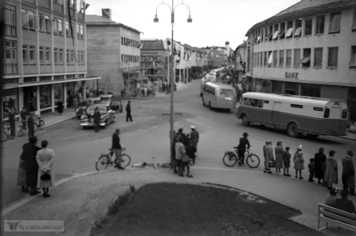 «Busskortesje" Trolig mellom 1951-1953.