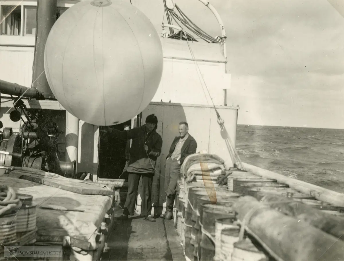 "Ballonnen klar til opsending". Ellsworth-ekspedisjonen 1933-1935. Fra Magnus Johannessens fotoalbum. Magnus Johannessen fra Ålesund var med i mannskapet ombord i ekspedisjonsskipet Wyatt Earp (eks-Fanefjord) på de to første ekspedisjonsturene til Antarktis.