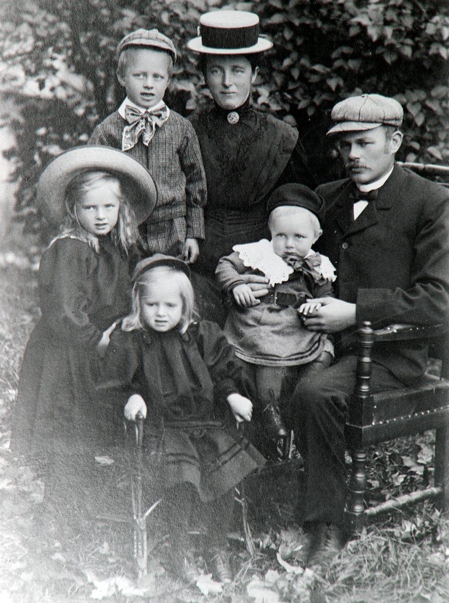 Familiefoto, gruppe: Familien Dobloug, Stor Deglum i Ringsaker.