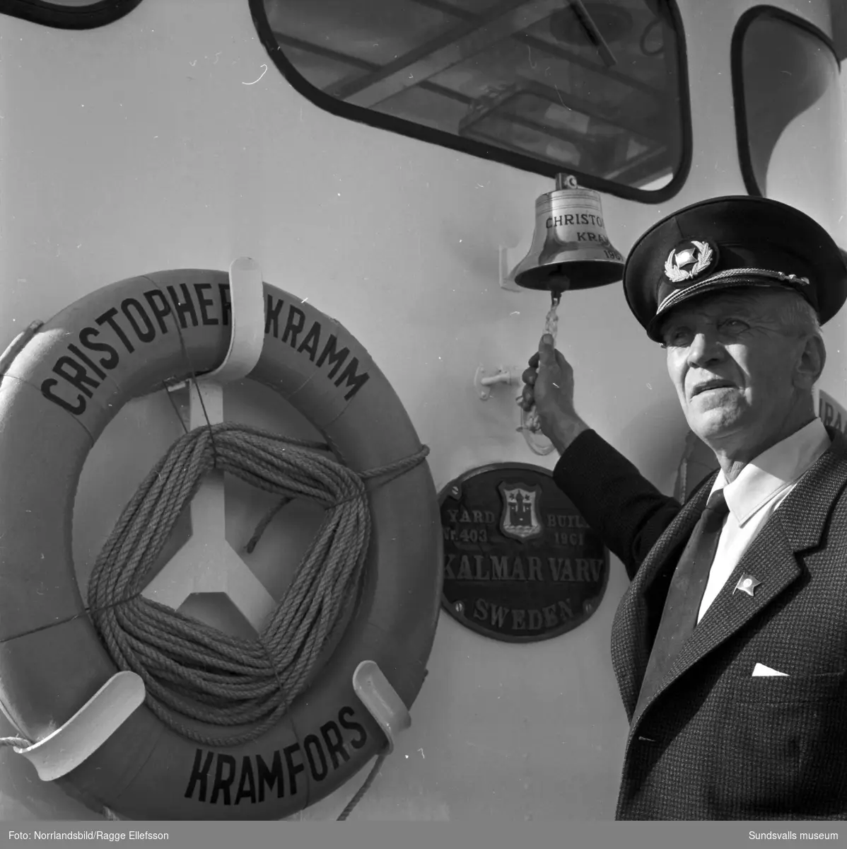 SCA:s nya bogserbåt Christopher Kramm. På bild 2 levererar en dam från Kaffestugan en fikakorg till kaptenen.