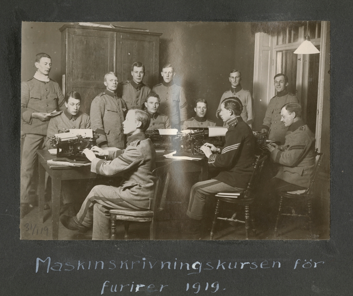 Bildtext: "Maskinskrivningskursen för furirer 1919."