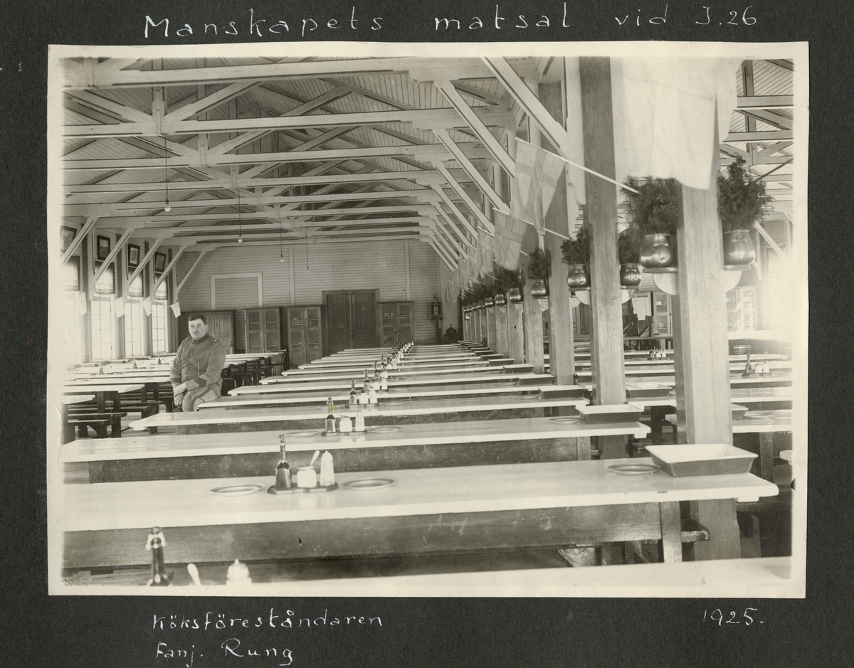 Bildtext: "Manskapets matsal vid I 26. Köksföreståndaren fanj. Rung, 1925."
