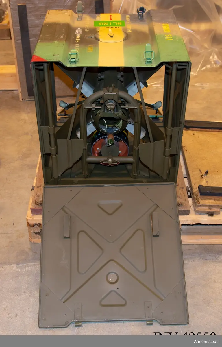 Grupp E X.
Tillbehören är gemensamma för båda pansarvärnsrobotarna och  består av: generator, fältkontrollinstrument, styrdon,  fördelare, två telefoner, kabellåda, kikare och styrdonsstativ.