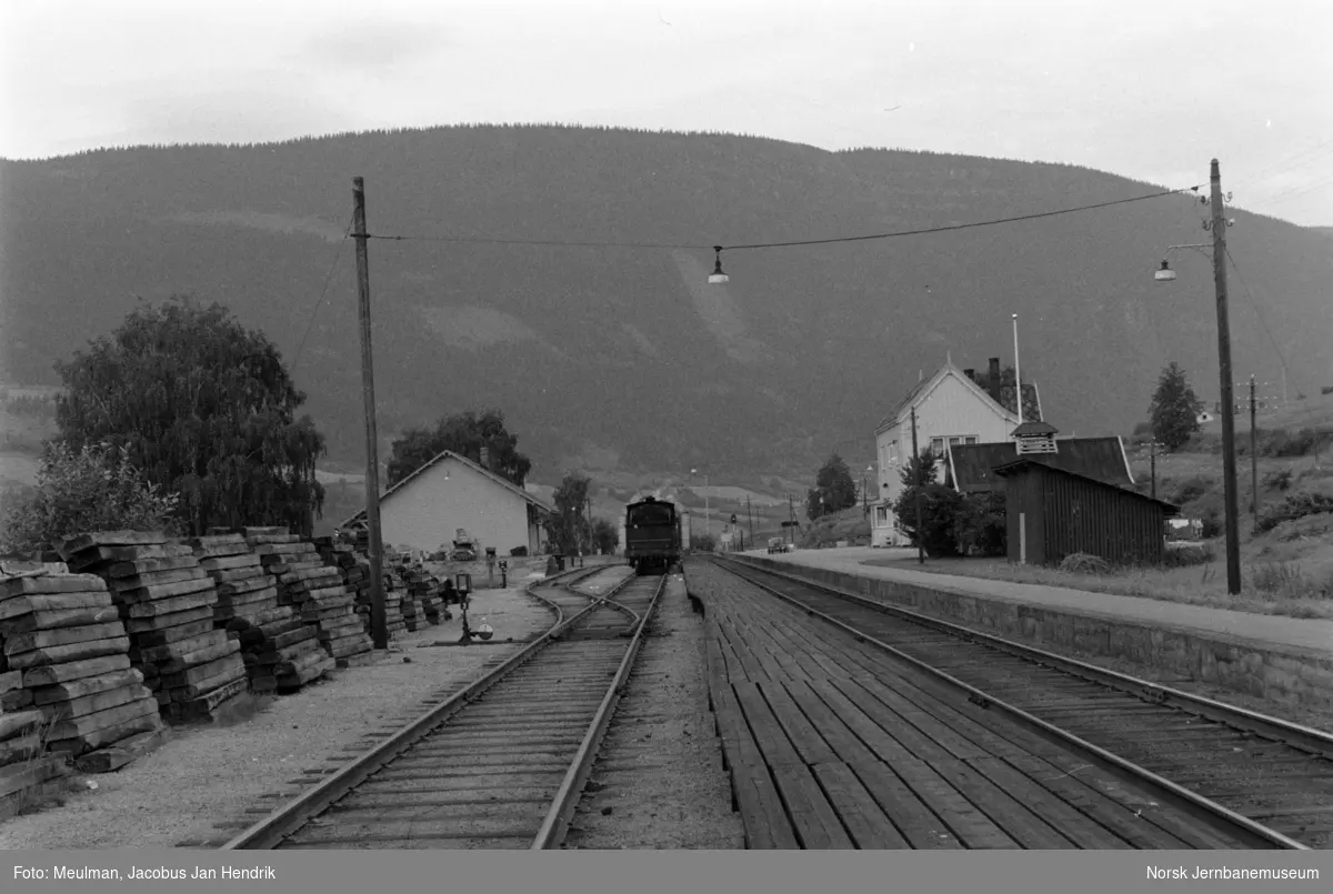Profilutsparing i plattformen på Hundorp stasjon på grunn av sporveksel. I bakgrunnen damplokomotiv type 27a nr. 254.