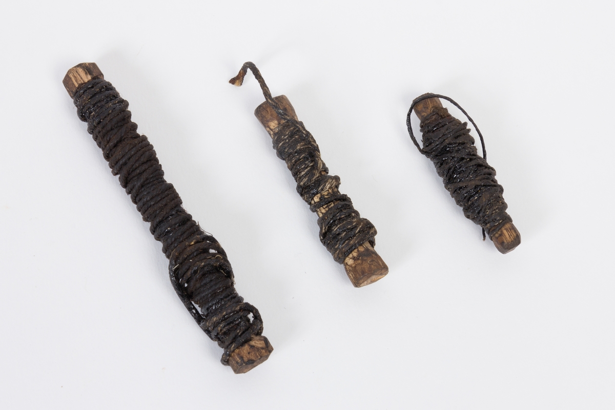 Beket bomullstråd sulet opp på spikkede treplugger. Tråden ble brukt til å tilvirke fiskeutstyr- feste krok til snøre og lignende. Tre ulike tykkelser.