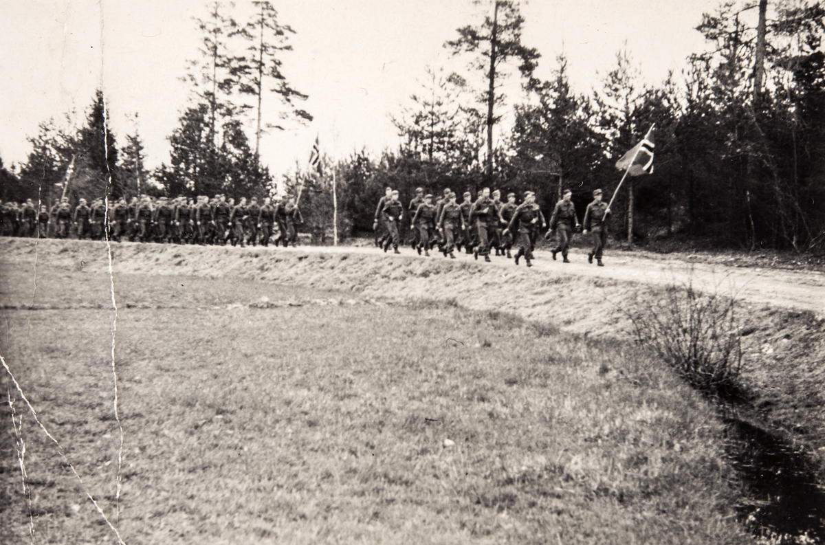 Norske polititropper marsjerer til kirken 17. mai 1944, i Mælsåker, Sverige under 2. verdenskrig. KP 2/IV Bataljon.