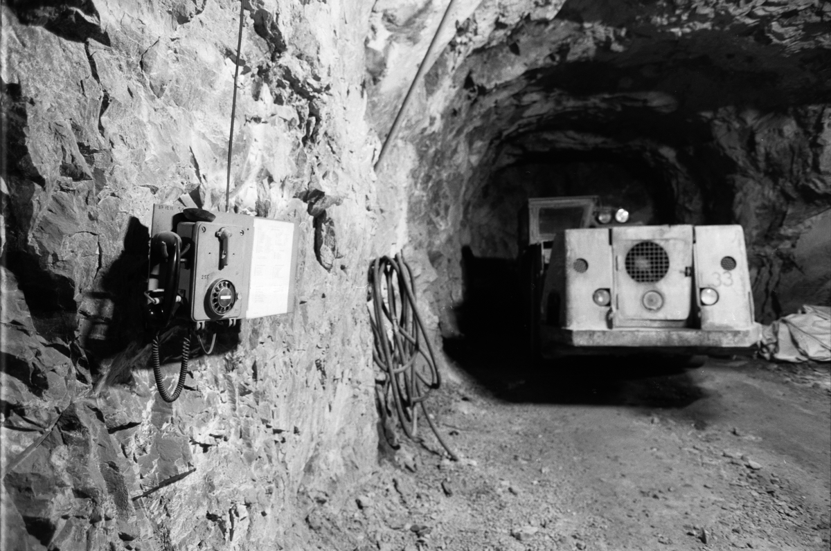 Telefon vid det s. k. fiskbenet, uppställningsplats för fordon, 460-metersnivån, gruvan under jord, Dannemora Gruvor AB, Dannemora, Uppland oktober 1991
