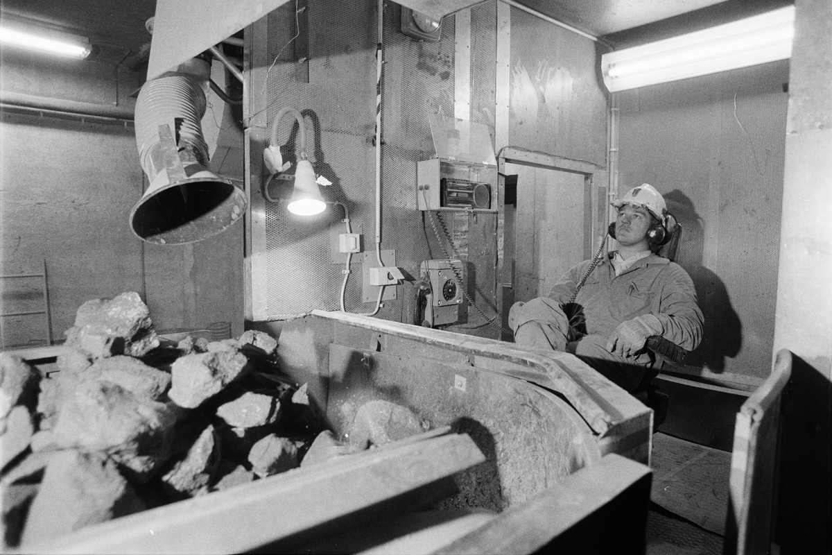 Gruvarbetare Morell kontrollerar uppfordrad järnmalm, sannolikt anrikningsverket, Dannemora Gruvor AB, Dannemora, Uppland oktober 1991