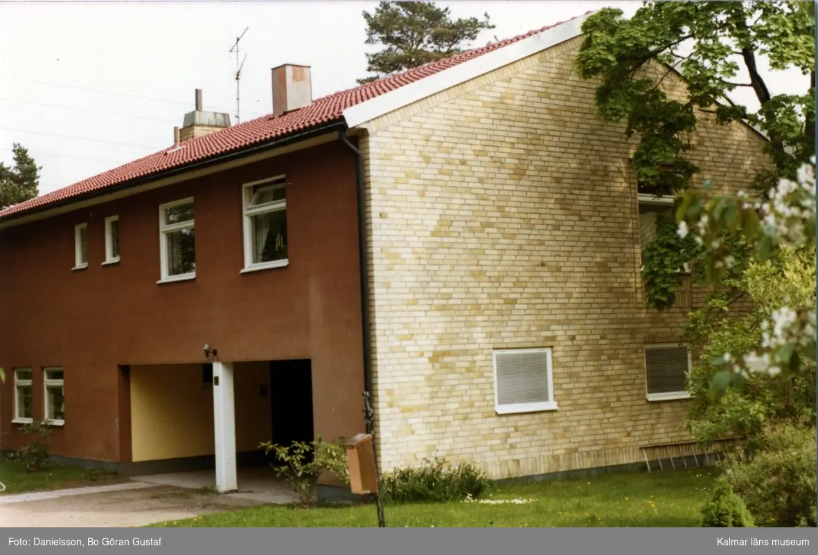 Bostadshus i tegel och putsad fasad samt sadeltak. Har ett garage. Byggnaden finns på Rådmansgatan och ägaren hette Höglund, byggmästaren var Bertil Danielsson.