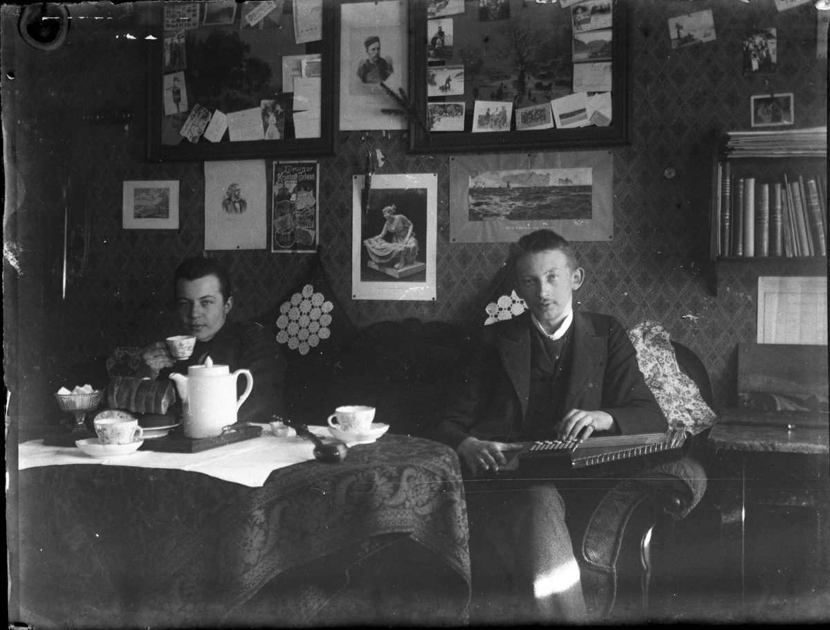 Portrett av to unge menn. Til høyre sitter med et musikk instrument

Antatt fotosamling etter Anders Johnsen.