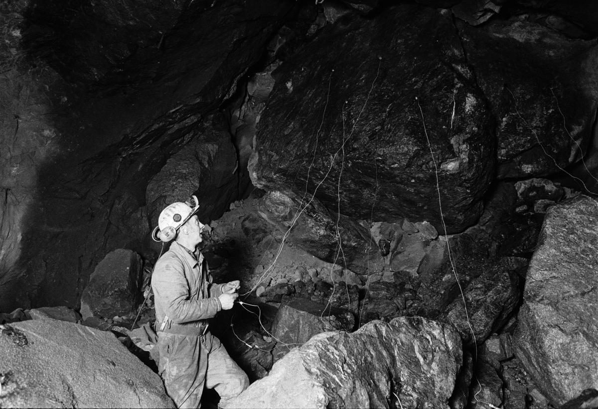 Raslastare Tore Norbäck borrar skut och ansluter trådar från borrhålen som laddats med dynamit till detonatorn, 480-metersnivån, gruvan under jord, Dannemora Gruvor AB, Dannemora, Uppland januari 1992