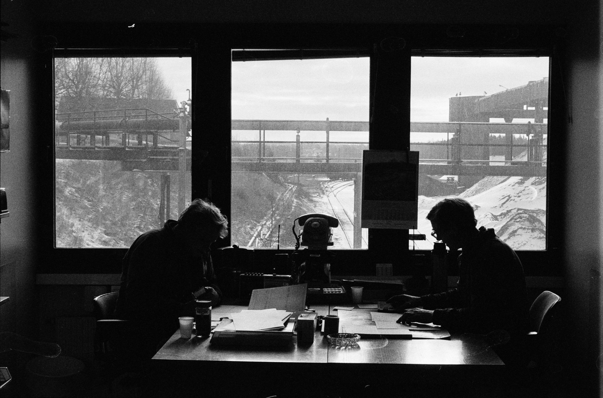 Den sista arbetsdagen - förmanskontor i gruvstugan, Dannemora Gruvor AB, Dannemora, Uppland 31 mars 1992