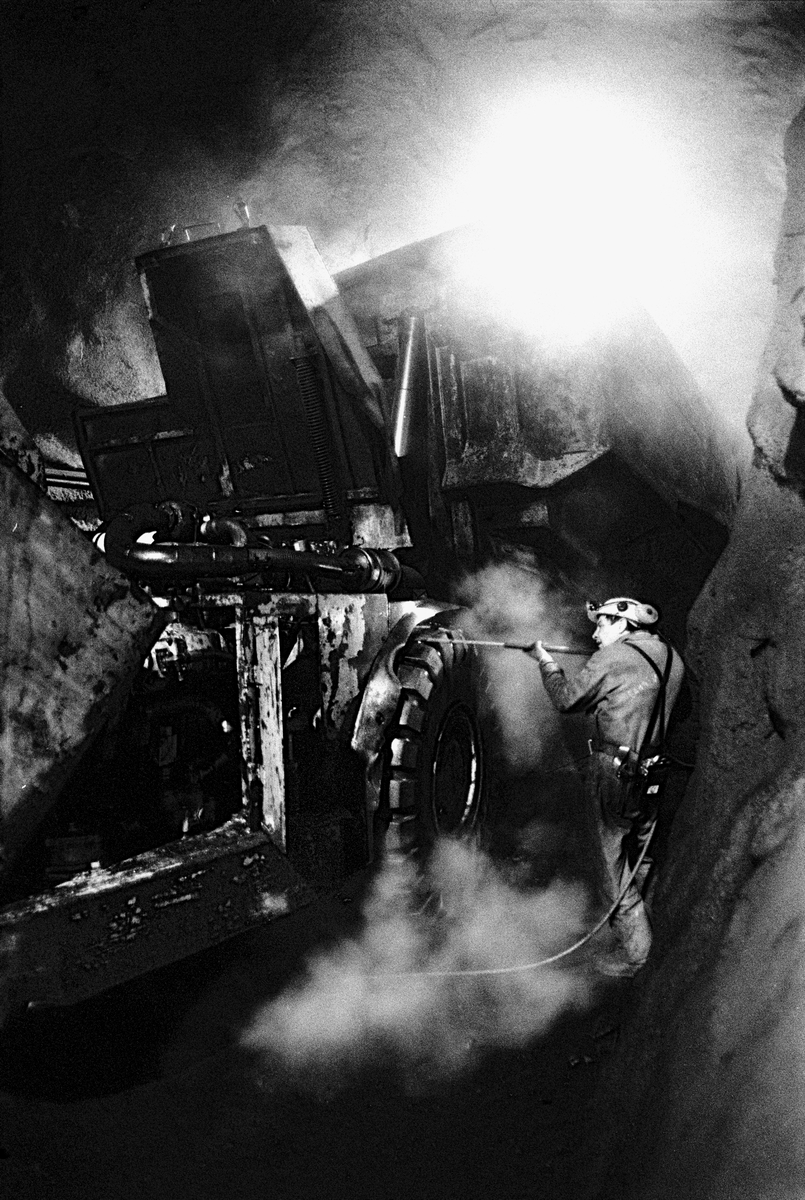 Den sista arbetsdagen - Rengöring av däck på lastmaskin, gruvan under jord, Dannemora Gruvor AB, Dannemora, Uppland 31 mars 1992