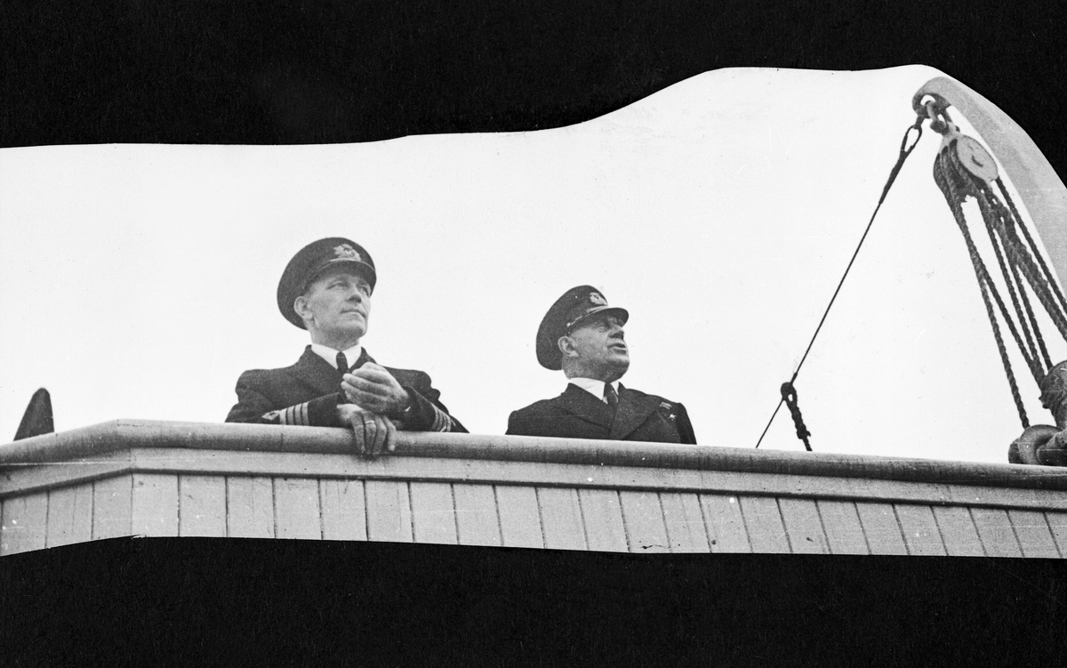 Kaptein Velle og fenrik Fredriksen ombord i 'Bergensfjord' i 1944