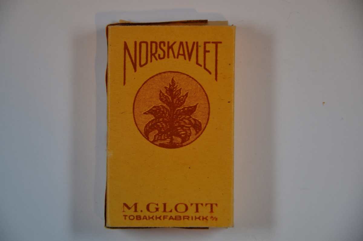 Moritz Glott drev tobakksfabrikk i Oslo. 10 sigaretter, norskavlet etter krisetobakk laget under andre verdenskrig