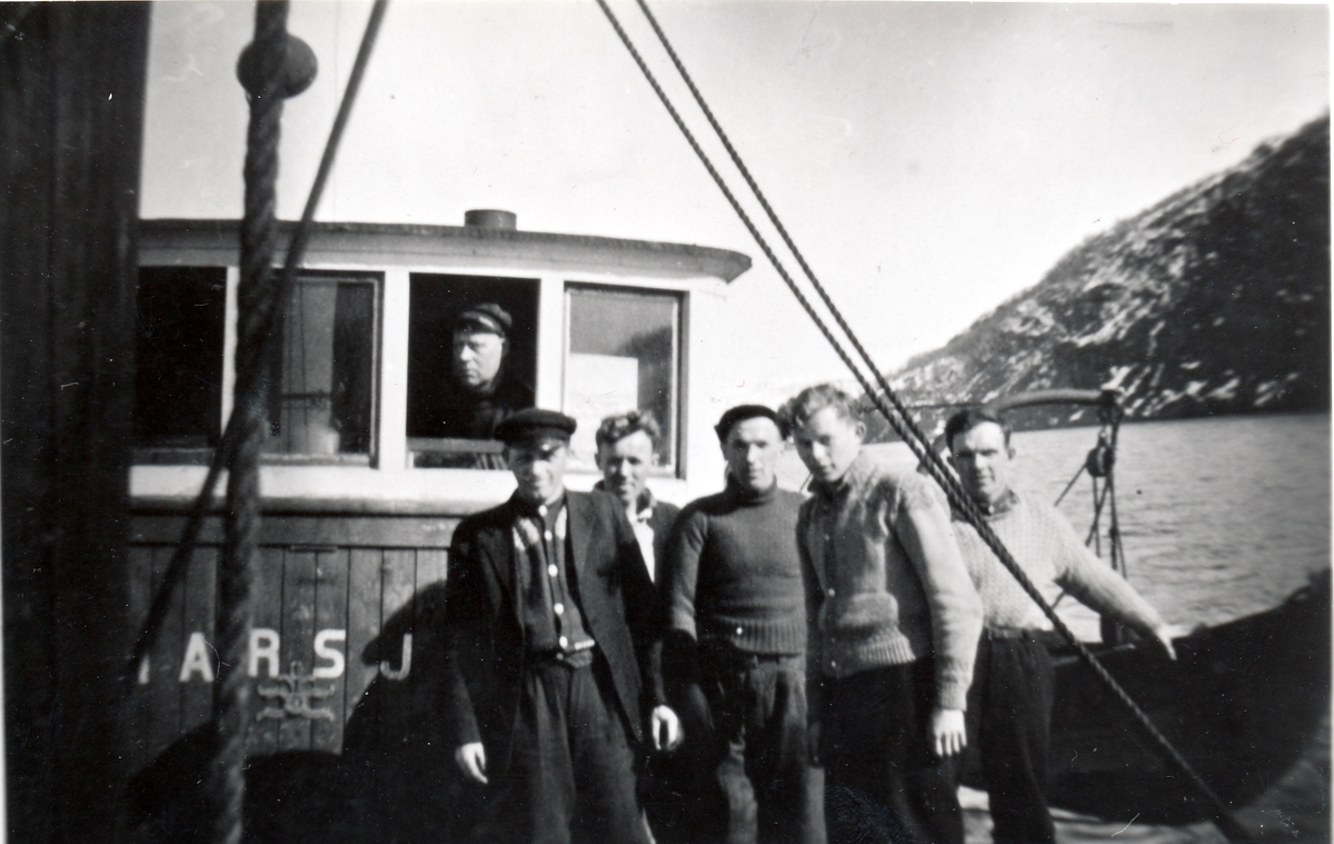 Mannskap ombord på M/K "Harsjø" av Sifjord. 1946