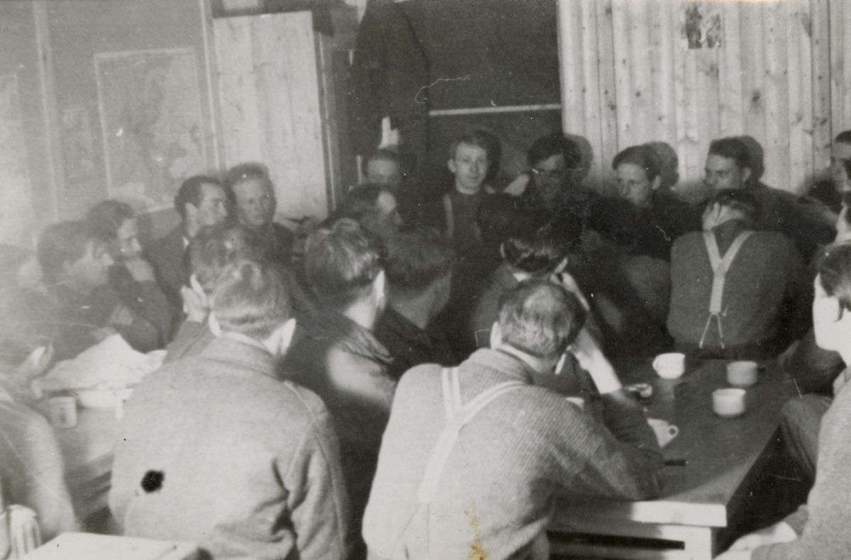 Norske polititropper i spisesalen i Øreryd, Sverige under 2. verdenskrig.