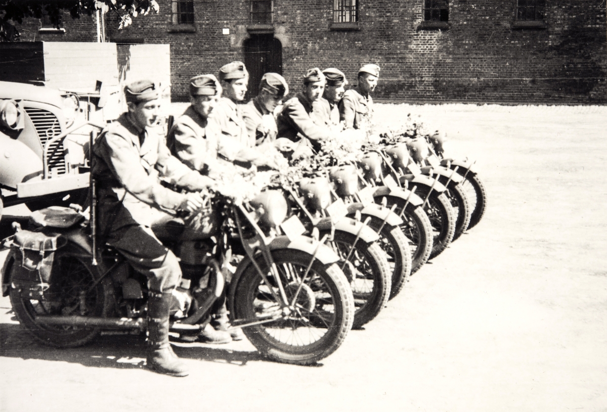 Gruppeportrett av norske polititropper på motorsykkel i Sverige 1946.