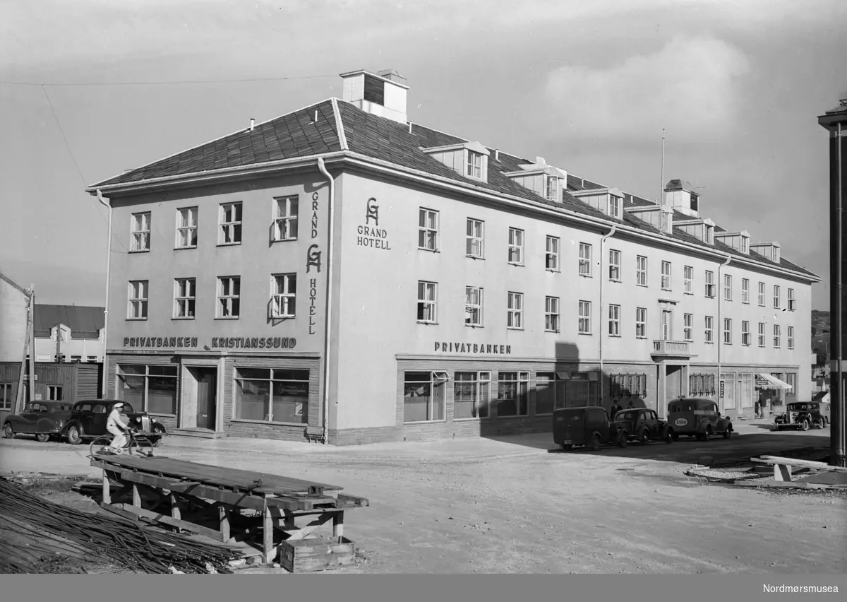 Foto fra Grand hotell i Bernstorffstredet 1, på Kirkelandet i Kristiansund. Datering er usikker, men trolig rundt 1950. Fotograf er Nils Williams. Fra Nordmøre museums fotosamlinger.