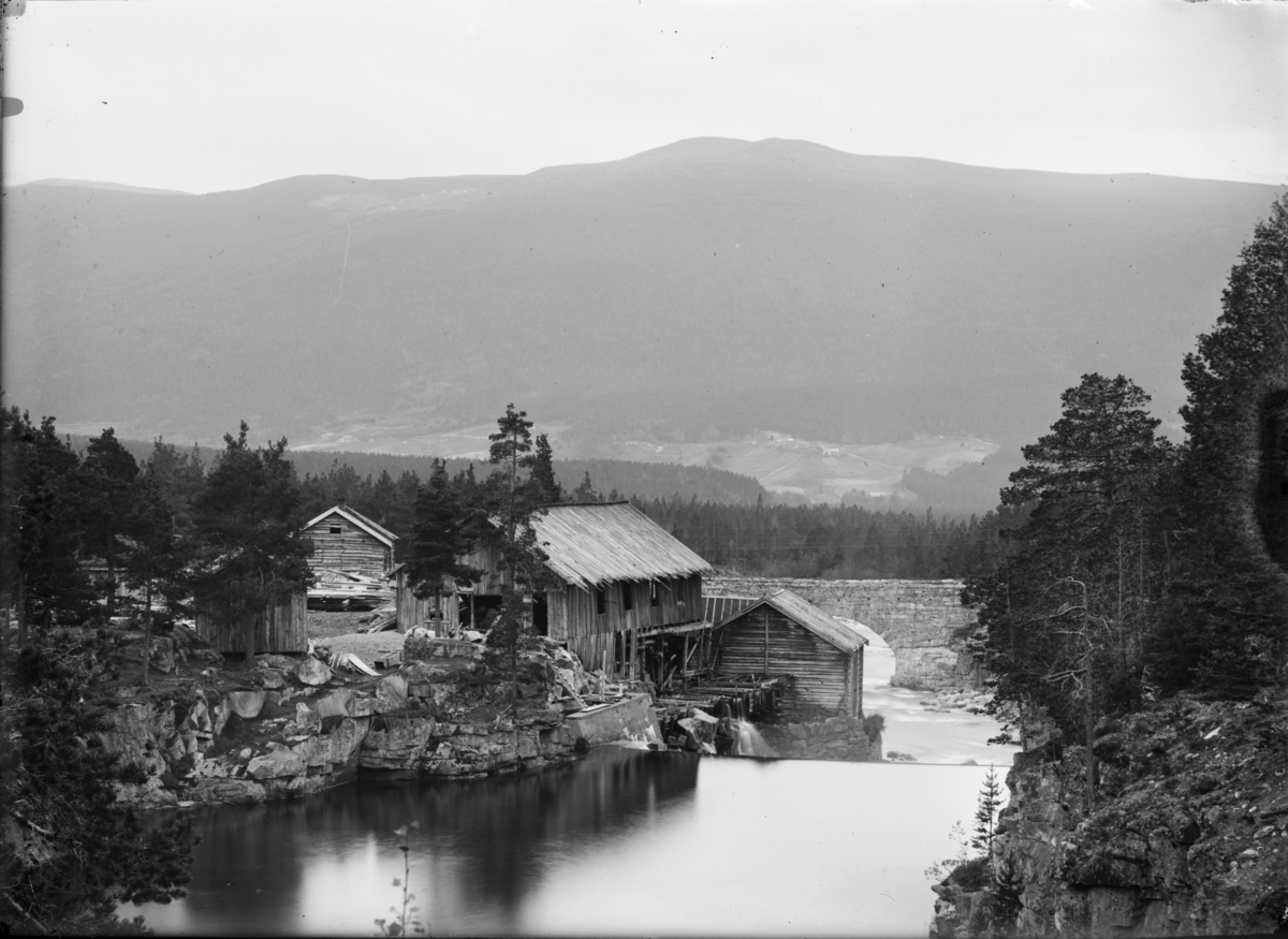 Jorabruket i Jori bygget ut fra 1880 årene på grensa mellom Dovre og Lesja kommuner. Det meste av bygningene som huset sagbruk og mølle ble tatt av flom i 1934 og senere bygd opp igjen.