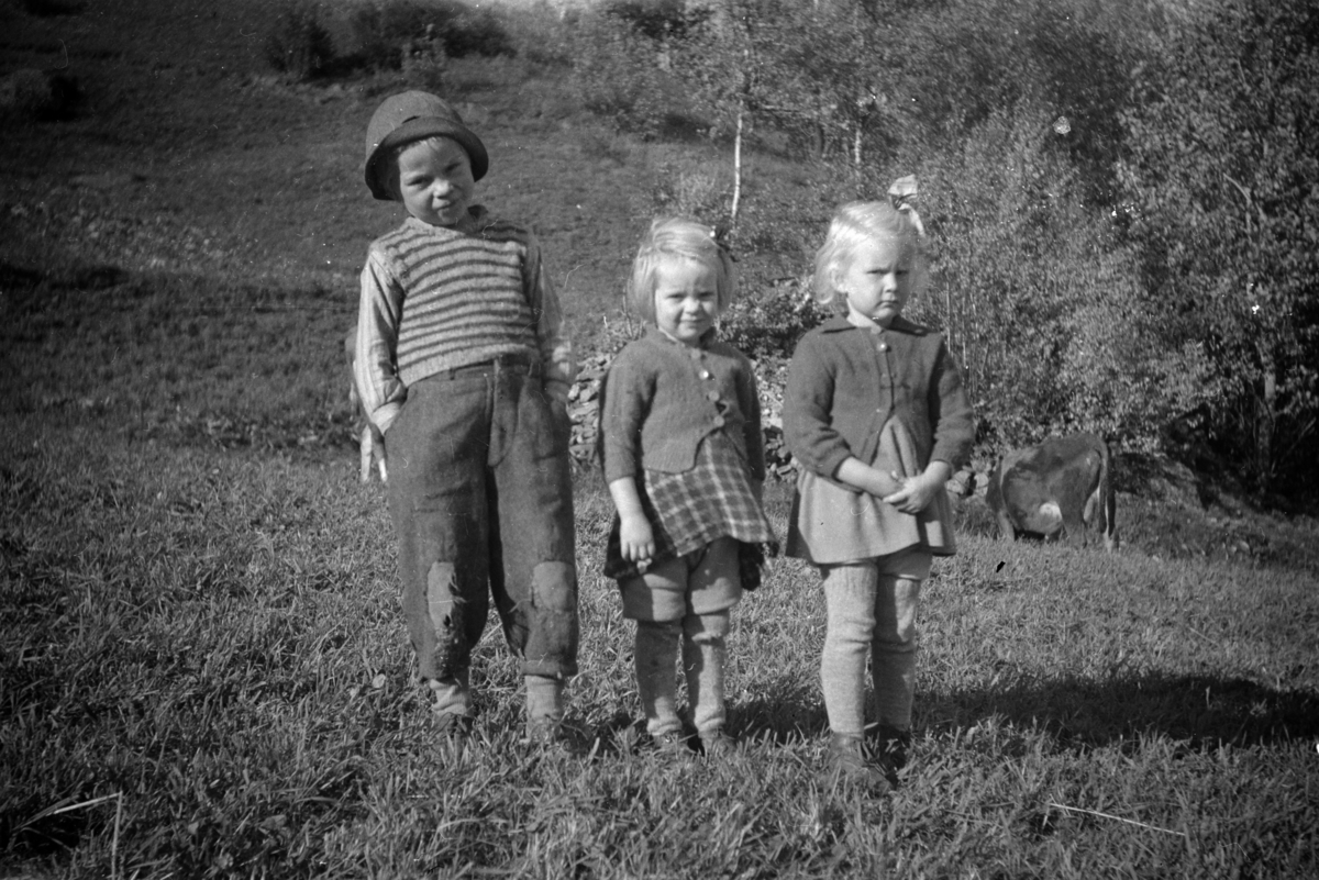 Portrett av tre barn, Terje og Bjørg Grimstad, samt Astrid Børresen