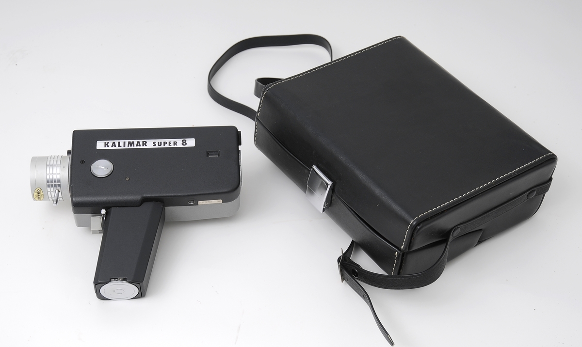 Filmkamera, merke Kalimar super 8, håndholdt filmkamera i etui uten lyd og med zoom 2 x. Det er plass til fire AA batterier i håndtaket. Manuell innstilling av fokus og skarpstilling.