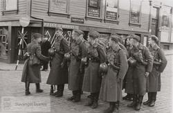 Tyske soldater oppstilt utenfor Helge R. Myhre