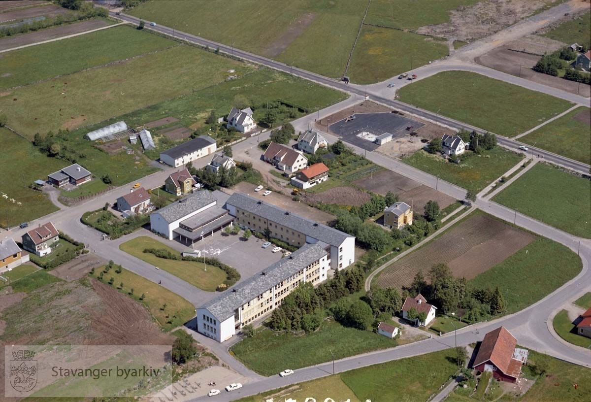 Sentralt i bildet Hetland videregående skole, Mariero..Bebyggelse ved Breidablikkveien, Dalsetveien, Brauta, Marieroveien (F44), Vaulenveien (F44), Langflåtveien, Kveinveien, Bevreveien.