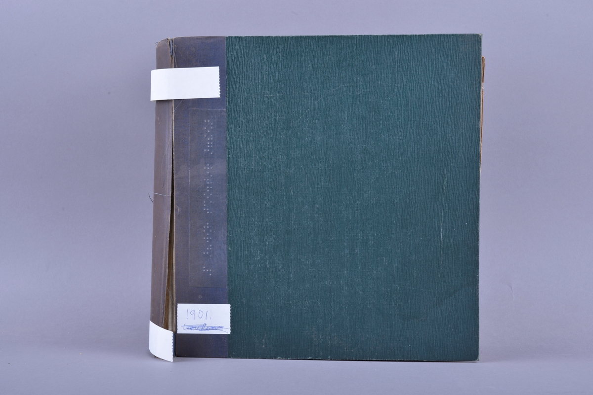 Bok med noter i punktskrift. Tosidig trykk. Mørkgrønt omslag med blått halvbind av tekstil. Teip med punktskrift på forside og bakside av omslaget. Ryggen er teipet med hvit teip. "1901 London " er skrevet på den ene teipen.