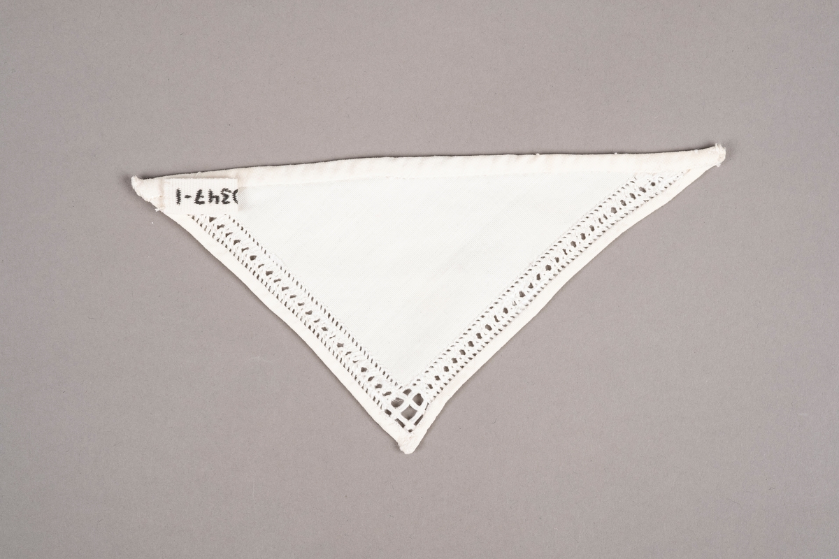 Et trekantet tøystykke brodert med hardangersøm på to sider. Trolig brukt som pyntekrage. Materialet var laken.