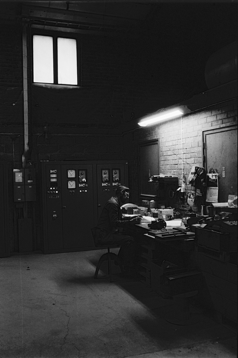 Elektriker Tord Hjelmstedt vid sitt skrivbord, Vittinge Tegelbruks AB, Vittinge socken, Uppland 1986