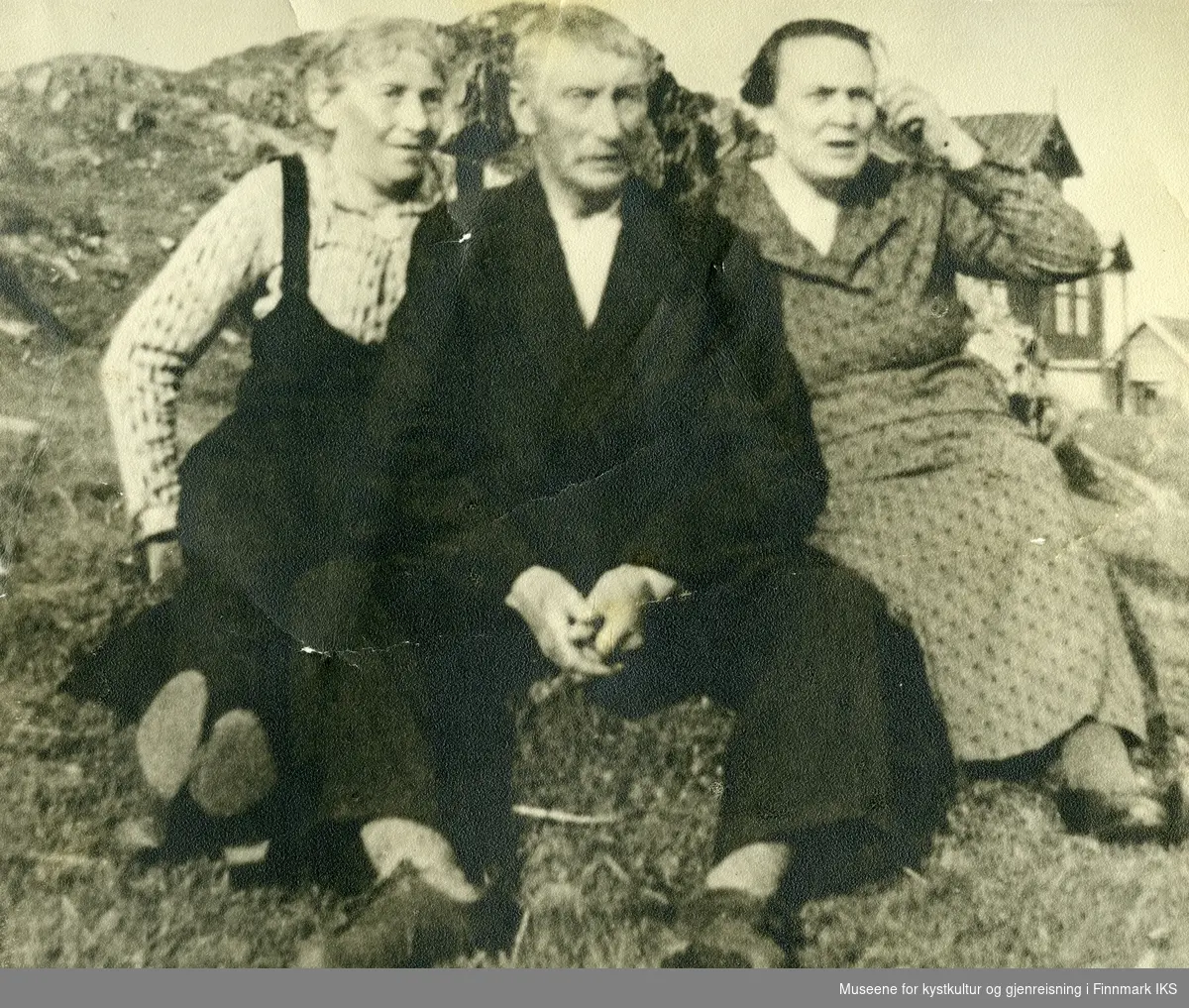 Nordvågen. Andora Marthinsen (t.v.) med ekteparet Martin og Bertine Olsen. Ca. 1934/35.