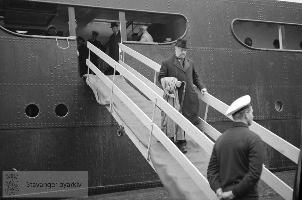 Passasjerbåten Vega ankommer Stavanger med Konge, Storting og regjering ombord.
