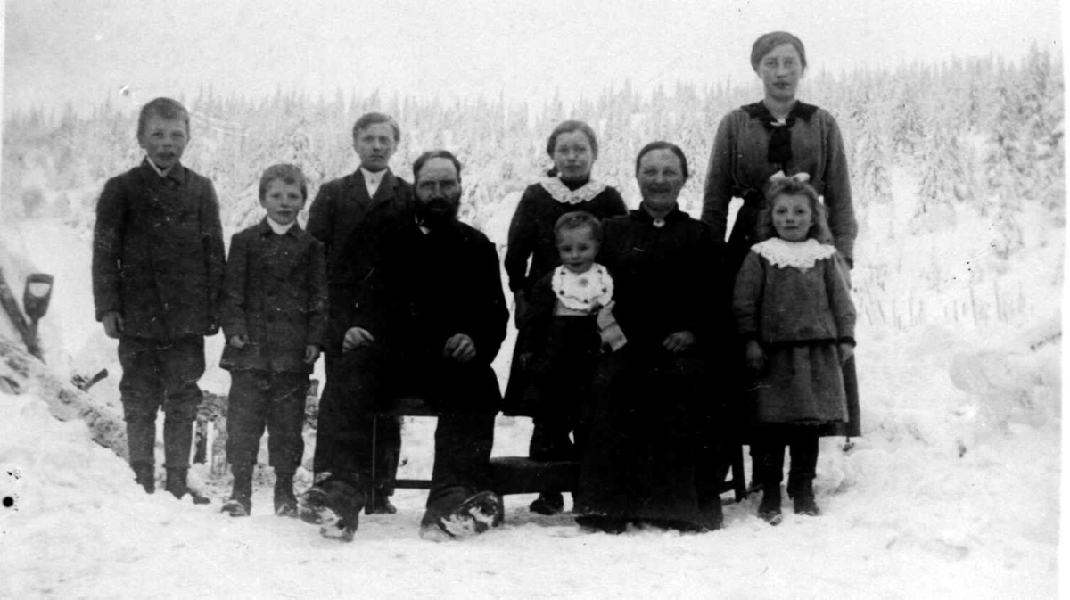 I følge protokoll Tobias og Rønnoug Dahl på Nedre Dahl, og sju barn ute i snøen