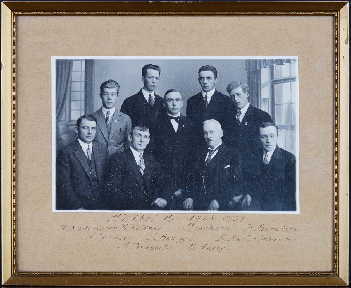 Gruppebilde av elever og lærere i klasse B ved Skibsførerutdannelsen i Trondheim fra 1928 - 1929.