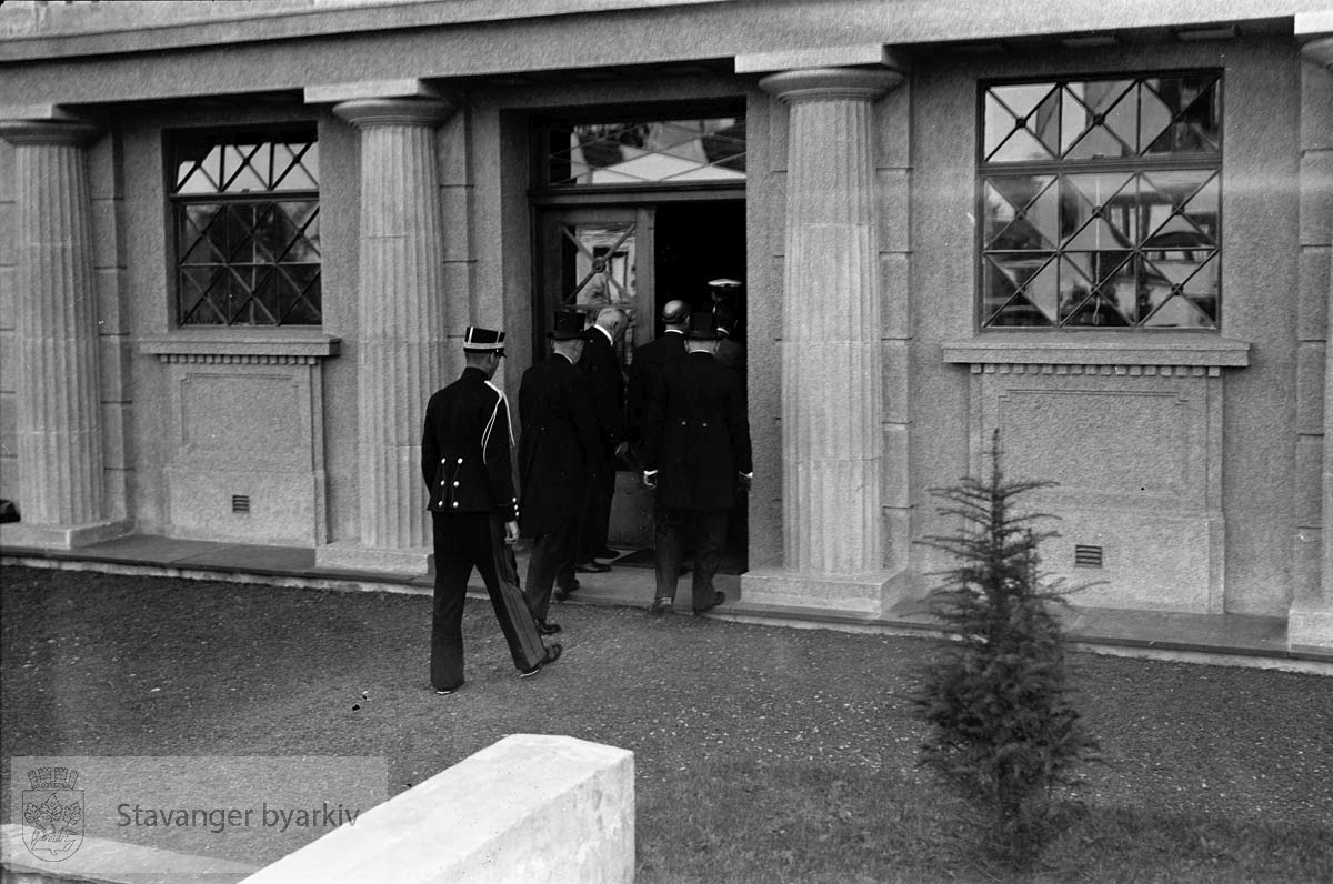 Kong Haakon ankommer Hermetikklaboratoriet..Fra åpningen av Norges varemesse